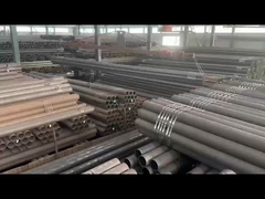 تحميل الأنابيب في المستودع